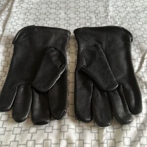 Black Leather Gloves with Classic Design and Stitching Detail